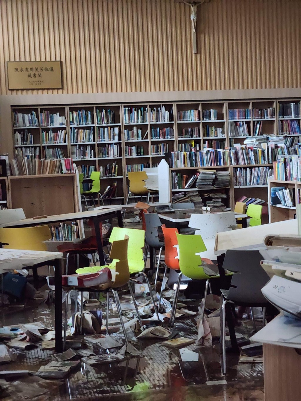 圖書館在暴雨期間水浸，事後佈滿雜物及圖書。  網上圖片