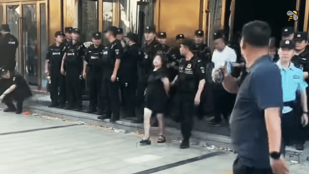 網傳上千投資者臨沂樹拍示威,爆警民衝突,多人被抓走。 網傳上千投資者臨沂樹拍示威,爆警民衝突,多人被抓走。
