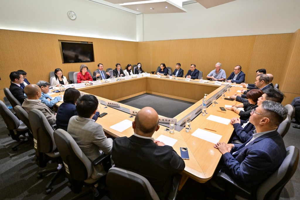 陈国基及杨何蓓茵4个公务员中央评议会和4个主要跨部门公务员团体代表会面。政府新闻处图片