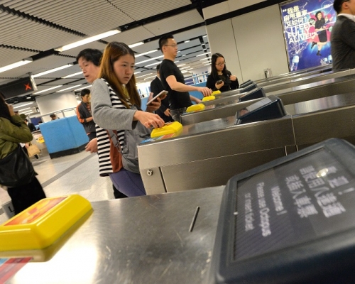 市民可在全港94個港鐵站及5個輕鐵顧客服務中心專設的八達通閱讀器領取補貼。資料圖片