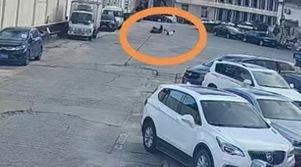 閉路電視畫面顯示,騎車的吳先生忽然倒地。 閉路電視畫面顯示,騎車的吳先生忽然倒地。