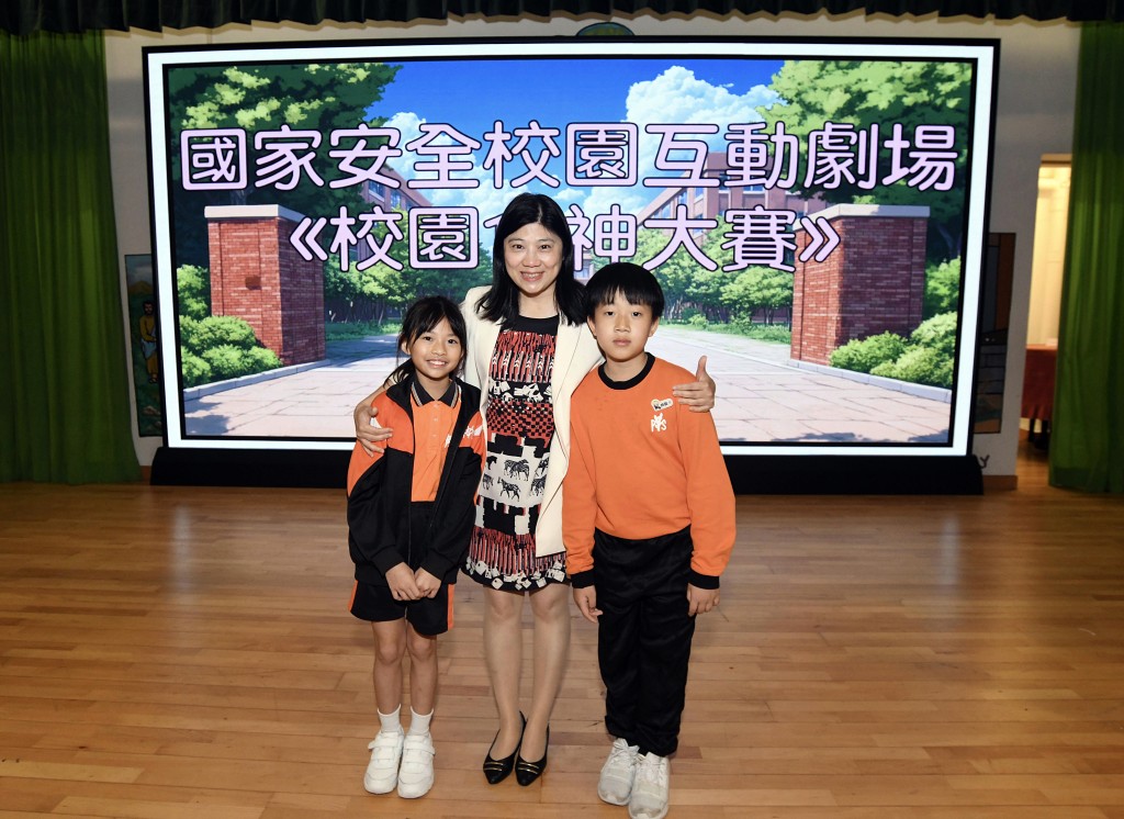 油蔴地天主教小学（海泓道）校长陈淑仪(中)、学生林迪雅(左)及刘振隆(右)观赏《校园食神大赛》后给予正面评价。