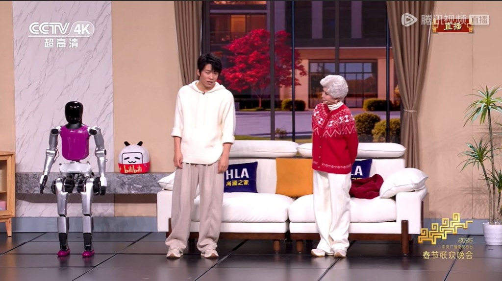  松延動力機械人與著名小品演員蔡明、王天放共同表演小品《奶奶的最愛》。