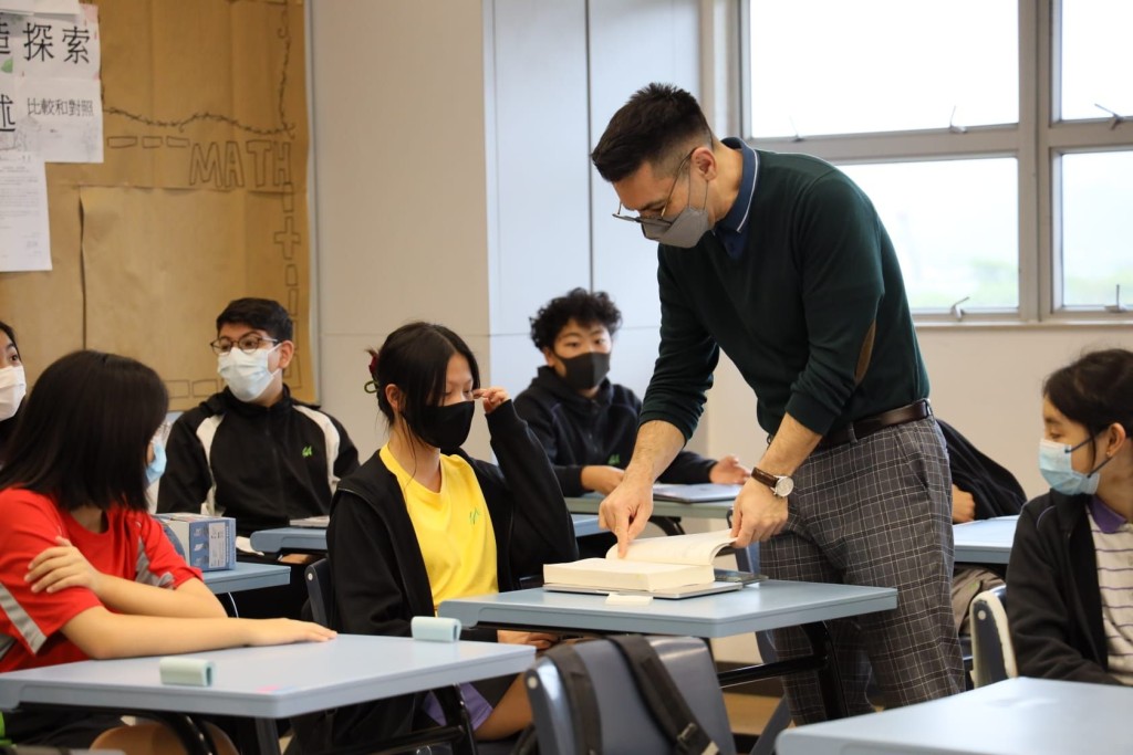 老师上课时，会和同学一同探讨书本上的重点，让同学加深对课题的理解。