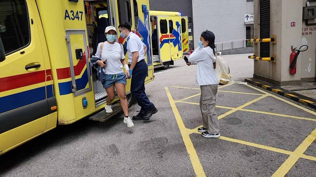 女子(左)遭猴子抓傷手,由友人陪同送院。梁國峰攝 女子(左)遭猴子抓傷手,由友人陪同送院。梁國峰攝