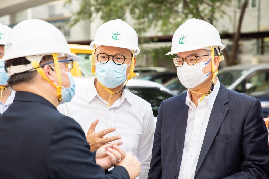 陳恒鑌與運房局局長陳帆、運輸署代表實地視察。