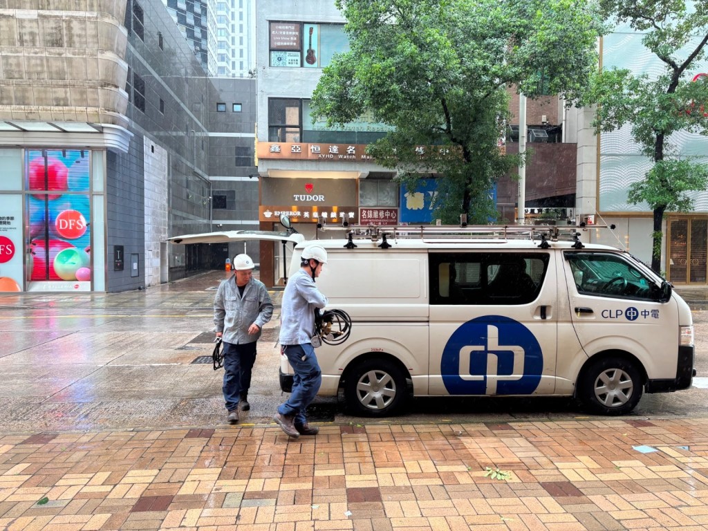 中電工程團隊在安全情況許可下正全速進行巡查、維修及復電工作。中電提供