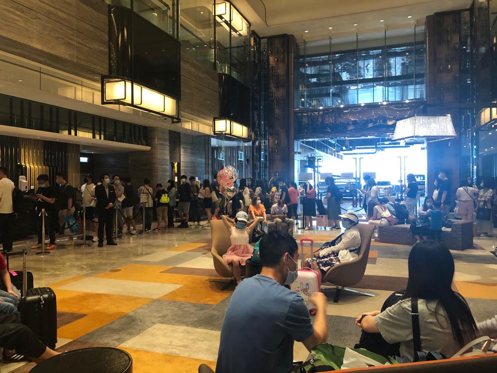 旺角帝京酒店顧客排隊登記入住。讀者提供