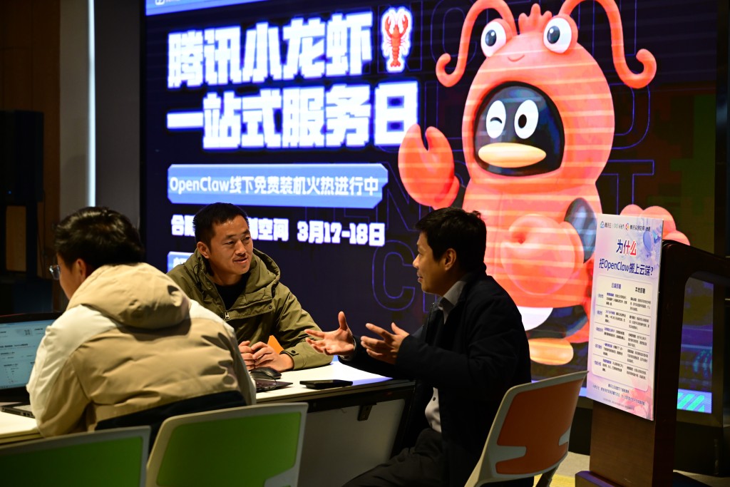 AI智能体“龙虾”推出后，吸引民众抢先下载使用。新华社