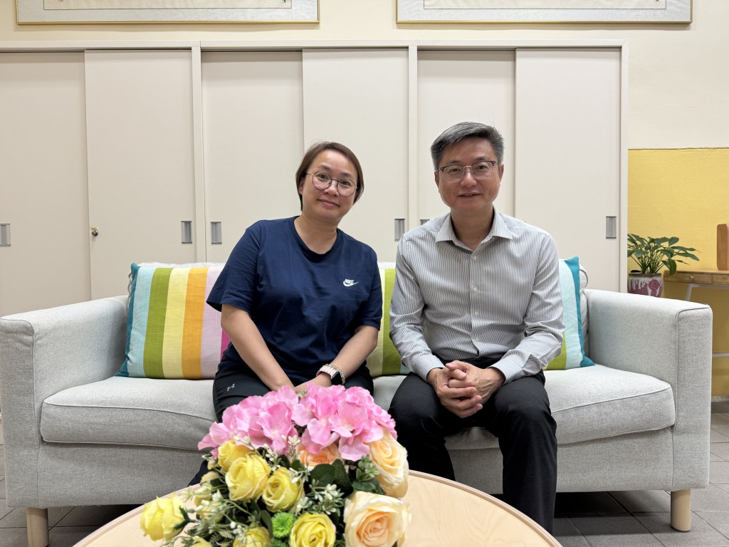 林村公立黃福鑾紀念學校梁志文校長（右）及陳寶琳主任（圖片來源：《親子王》）