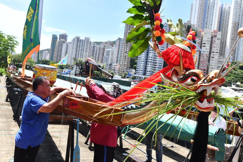 去年南区龙舟竞渡委员会「逾 30 万港元新订制柚木渔民大龙开光仪式」。资料图片