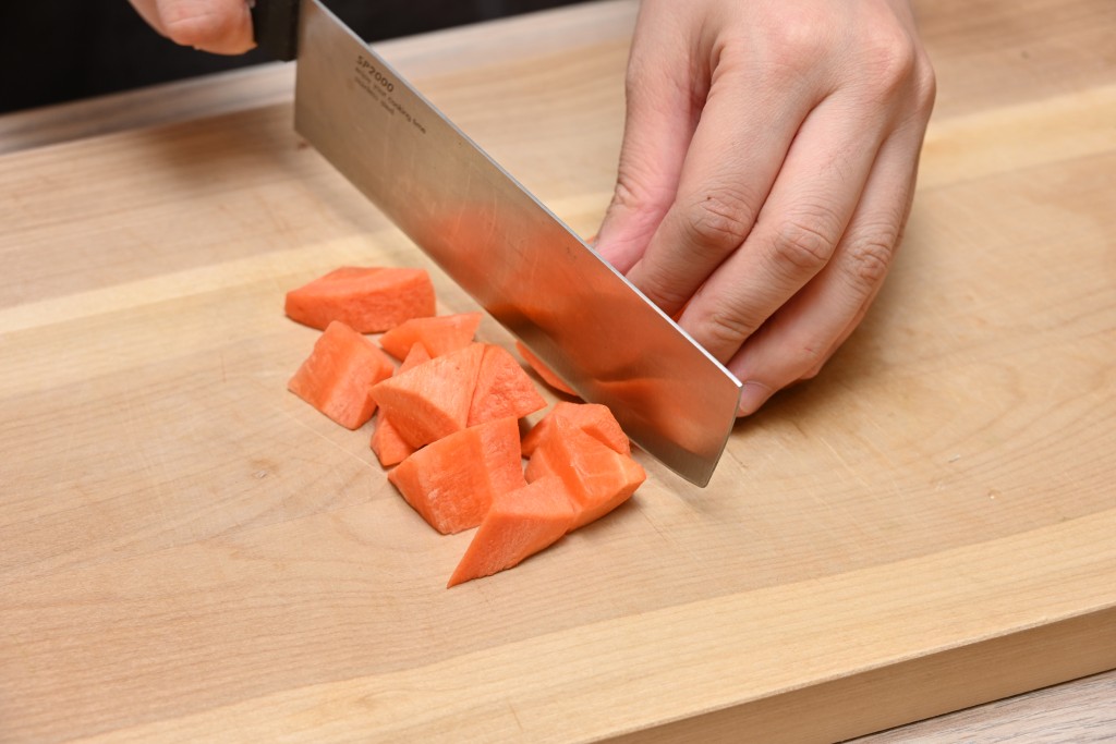 Step 3: 紅蘿蔔去皮及切件。 Peel the carrot, then cut into pieces.