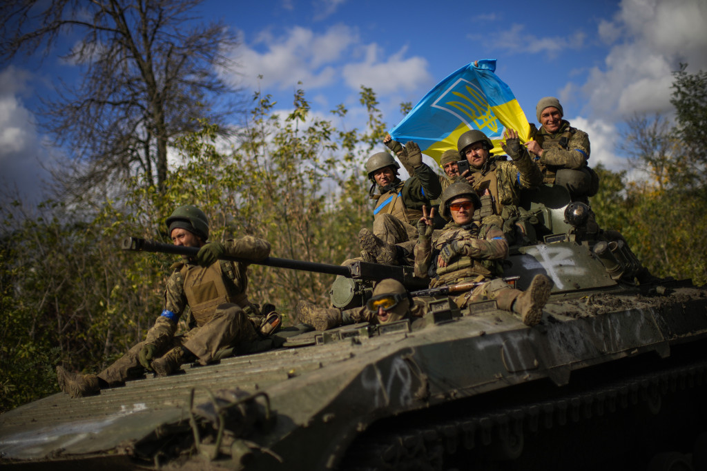 烏克蘭士兵坐在一輛裝甲車上，在烏克蘭伊齊烏姆和萊曼之間的公路上行駛。AP