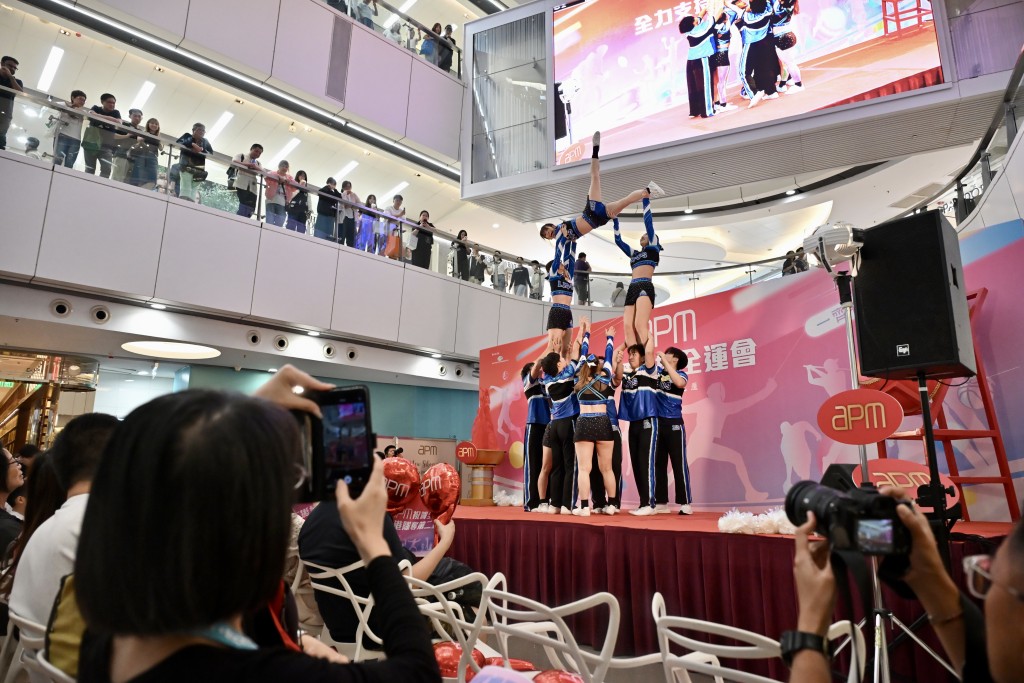 派對活動包括啦啦隊表演。劉駿軒攝 派對活動包括啦啦隊表演。劉駿軒攝