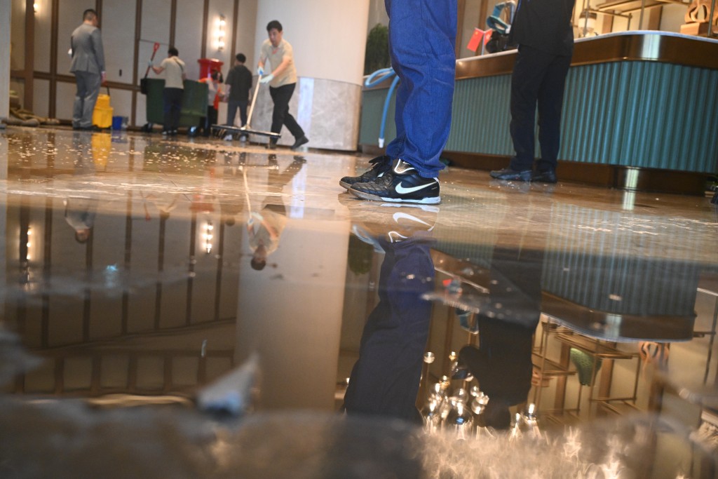 富麗敦海洋公園酒店內部多處積水。
