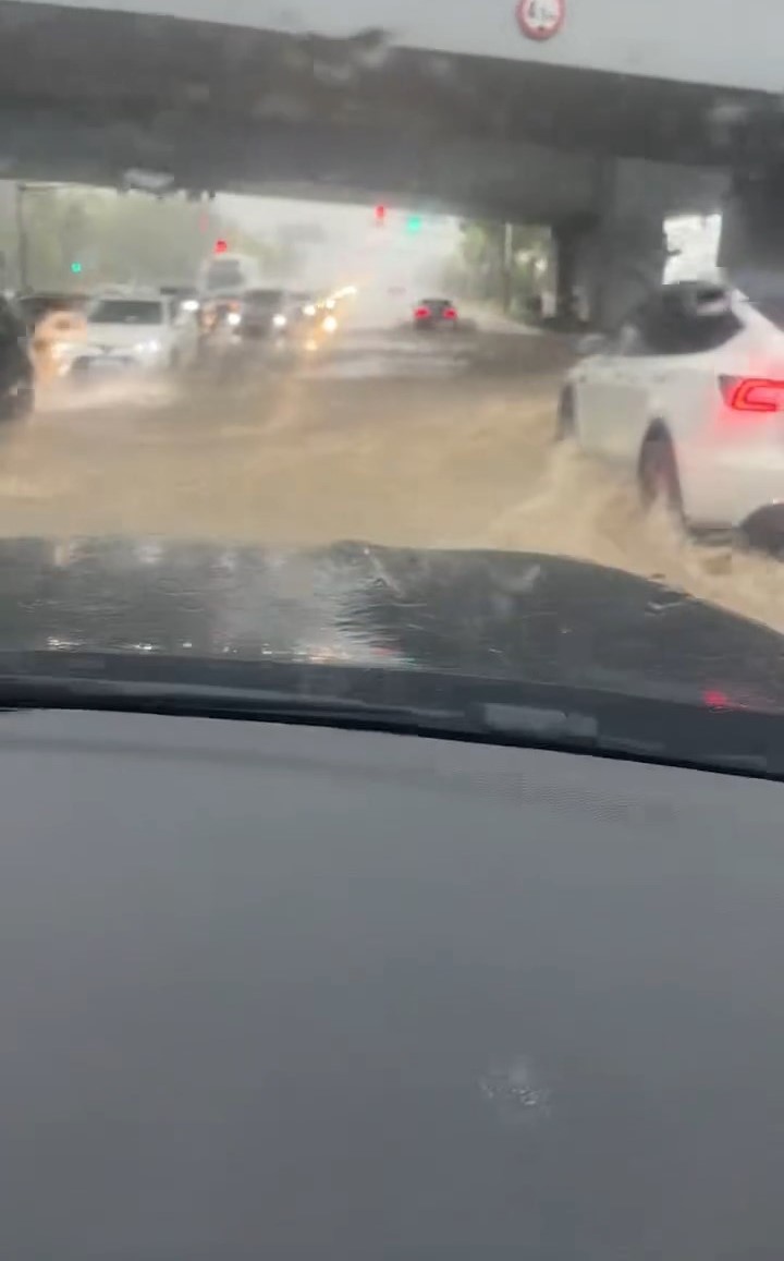 网传上海街头水浸的情况。微博@科技疯汇 网传上海街头水浸的情况。微博@科技疯汇