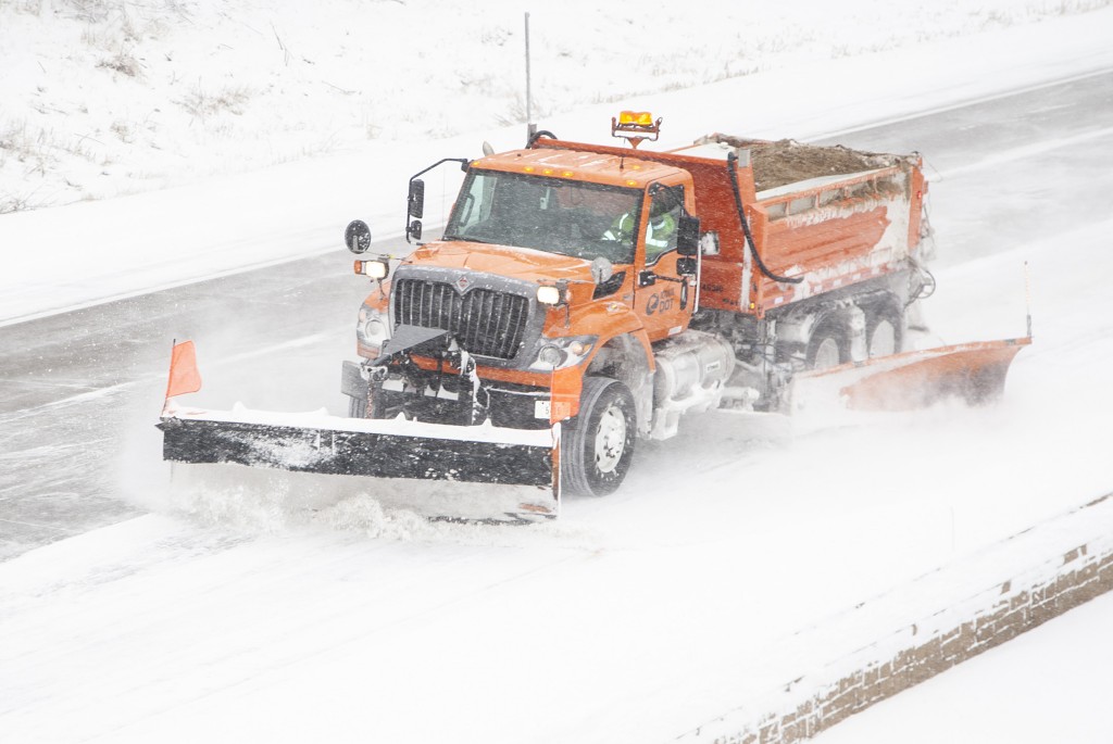 爱荷华州交通部出动铲雪车清理马路。AP