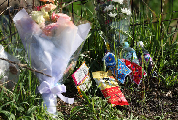 男童遭弃尸京都府南丹市园部町山林，当地民众前往献花哀悼。美联社