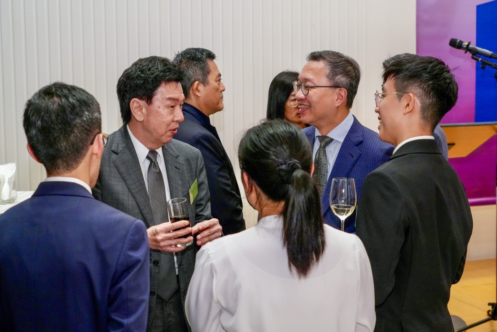 林定國(右2) 指,第12屆法律改革學生徵文比賽獎項,共收到44份參賽作品。林定國fb圖片 林定國(右2) 指,第12屆法律改革學生徵文比賽獎項,共收到44份參賽作品。林定國fb圖片