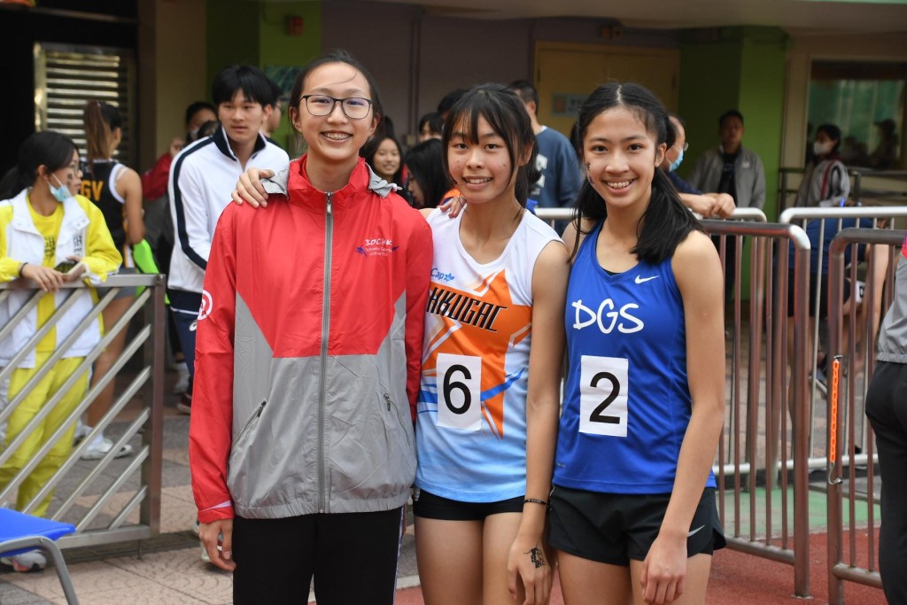 義工兼D2破跳遠紀錄的賈慧妍(左起)、李紫桃、白凱文。 本報記者攝