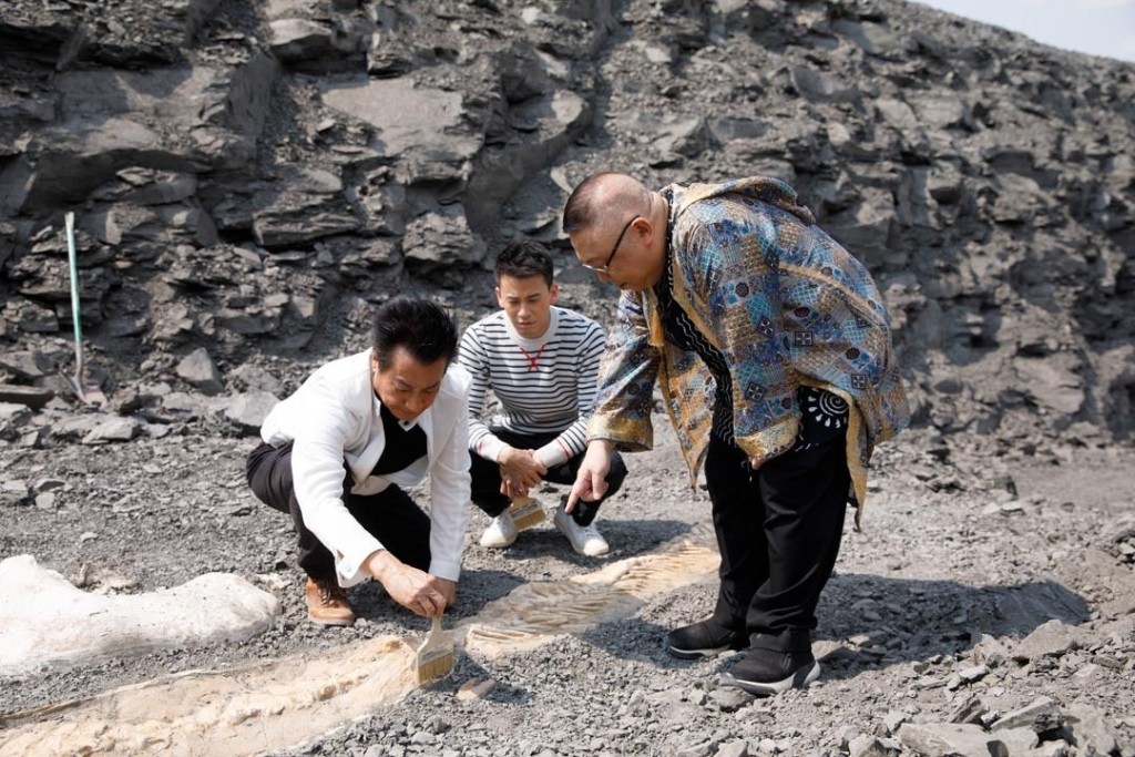 石修父子在拍攝《致富者聯盟》期間，有幸參與斑彩礦坑內恐龍化石的開採。據說這裏是外星人飛碟降落之地。