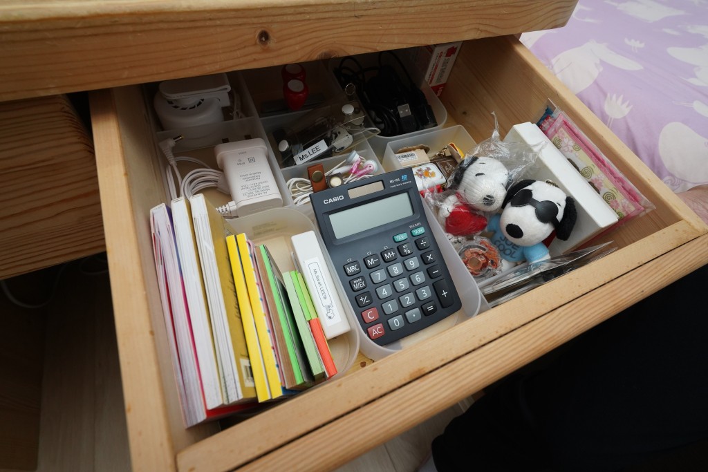 書桌如有抽屜，可配合分隔收納用品。