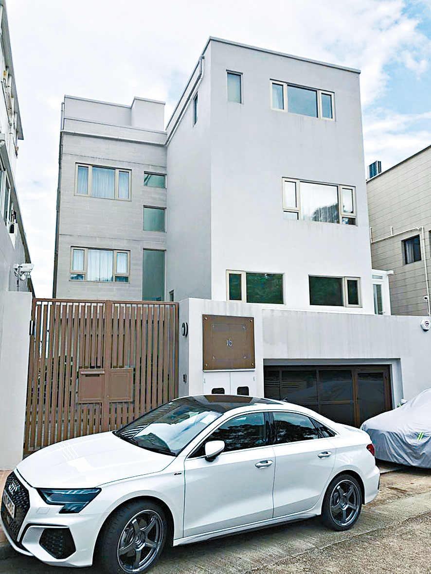 物業樓高兩層，設有私人車房。