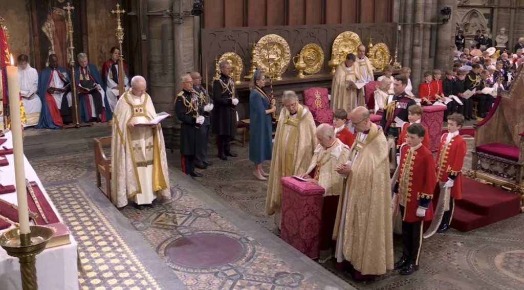 查理斯宣讀加冕宣誓詞。