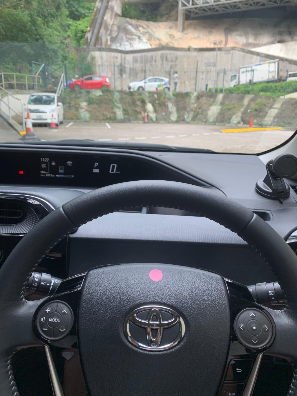 車輛不同位置亦有標示提醒考生 。資料圖片 車輛不同位置亦有標示提醒考生 。資料圖片