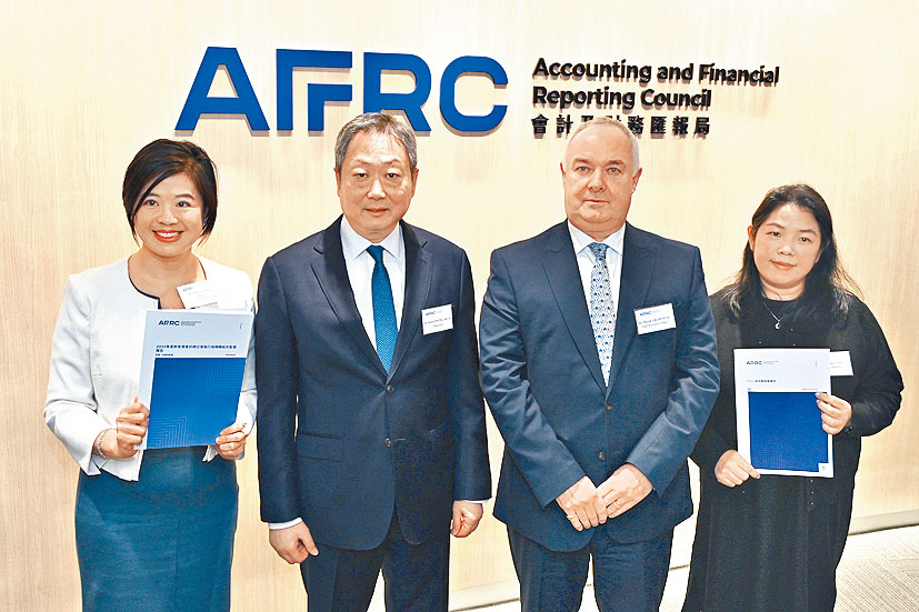 會財局查察部主管賴翠碧(右一)表示,中小會計師樓表現令人「不太滿意甚至乎失望」。