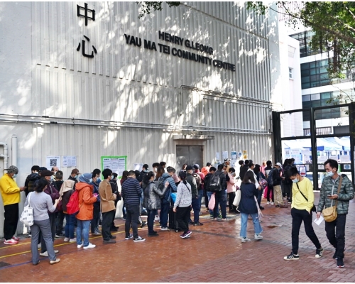 位於梁顯利油麻地社區中心的社區檢測中心人流不絕。
