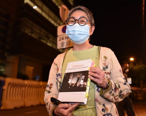 吳靄儀離開時,手持法治書籍