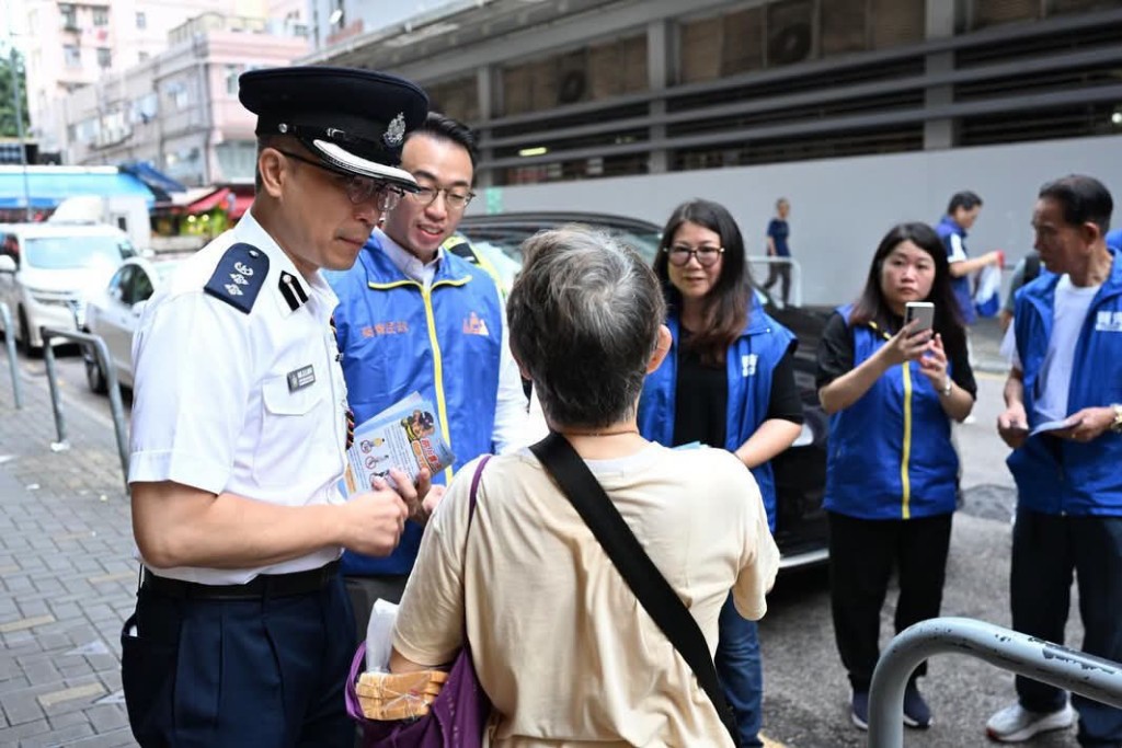 警方與一眾葵青區區議員和關愛隊成員在區內向市民宣傳,以提高駕駛者及行人的道路安全意識。 警方與一眾葵青區區議員和關愛隊成員在區內向市民宣傳,以提高駕駛者及行人的道路安全意識。