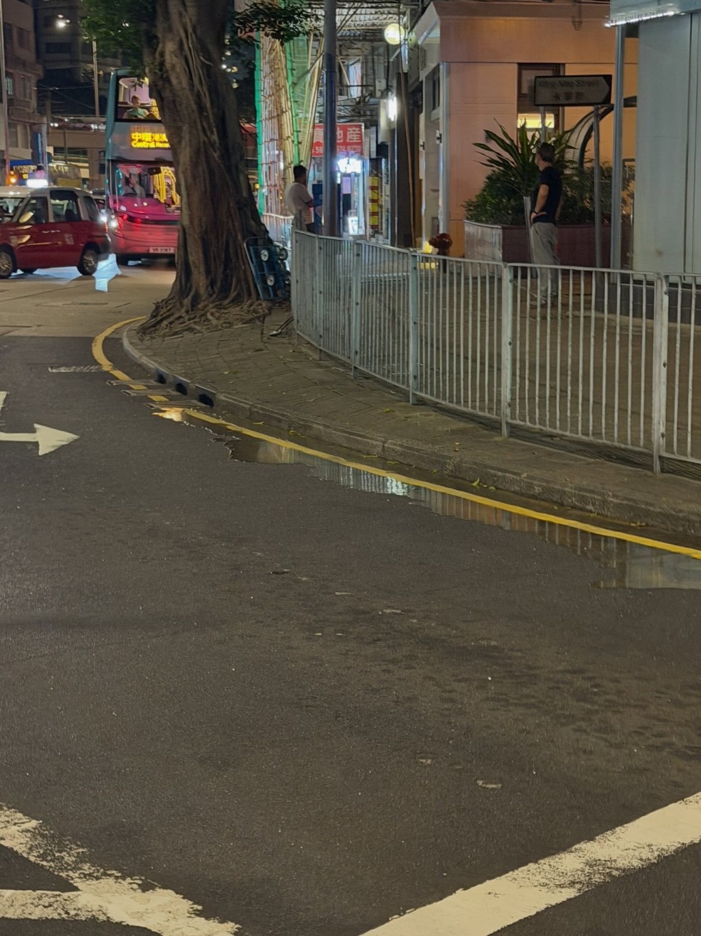 根據事主的圖片所示,懷疑是湯汁的液體遍布火鍋店門外的路面。 根據事主的圖片所示,懷疑是湯汁的液體遍布火鍋店門外的路面。