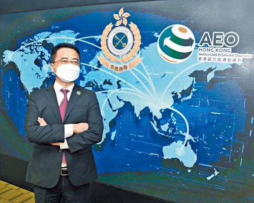 ■海關供應鏈安全管理科高級監督李志銘歡迎更多合資格企業加入「香港AEO計畫」，獲得快捷通關的便利措施。