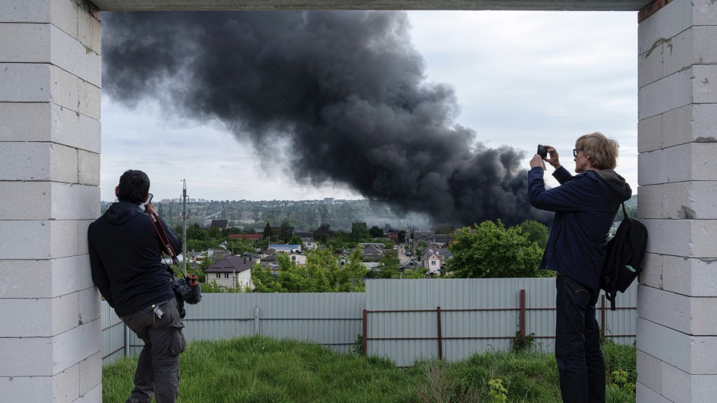 外國記者拍攝哈爾科夫地區遭俄軍擊中後冒出滾滾黑煙。 美聯社
