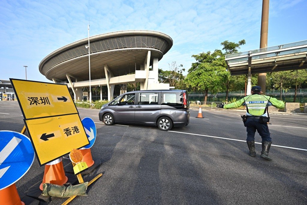 香港警務處人員與模擬旅客於深圳灣管制站進行演習。