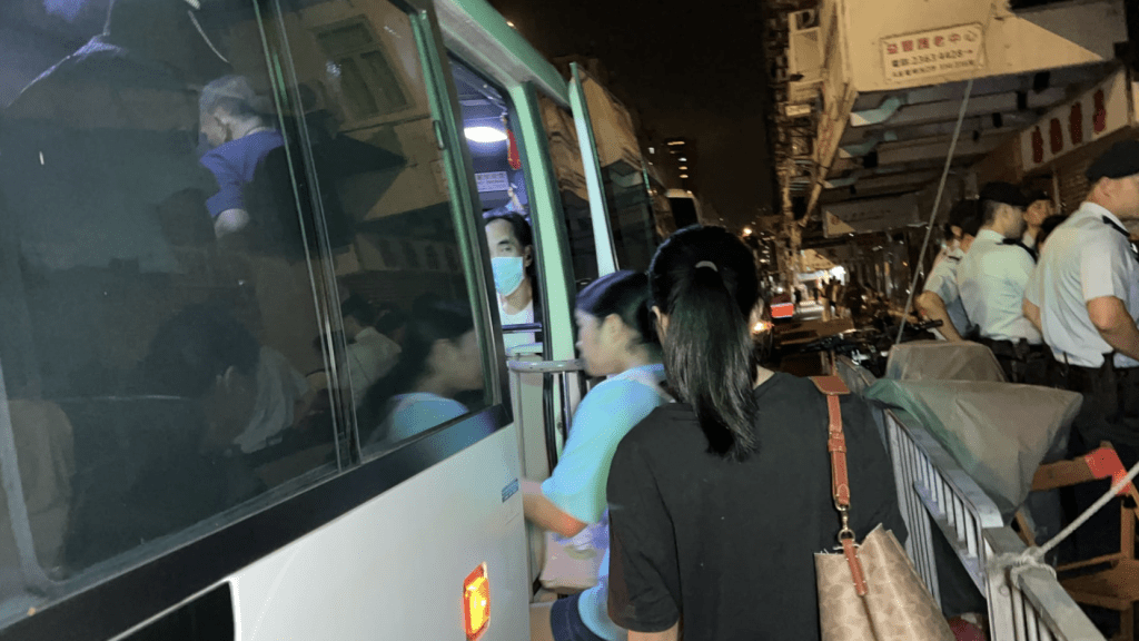 居民陸續乘專巴前往社區會堂暫避。蔡楚輝攝 居民陸續乘專巴前往社區會堂暫避。蔡楚輝攝