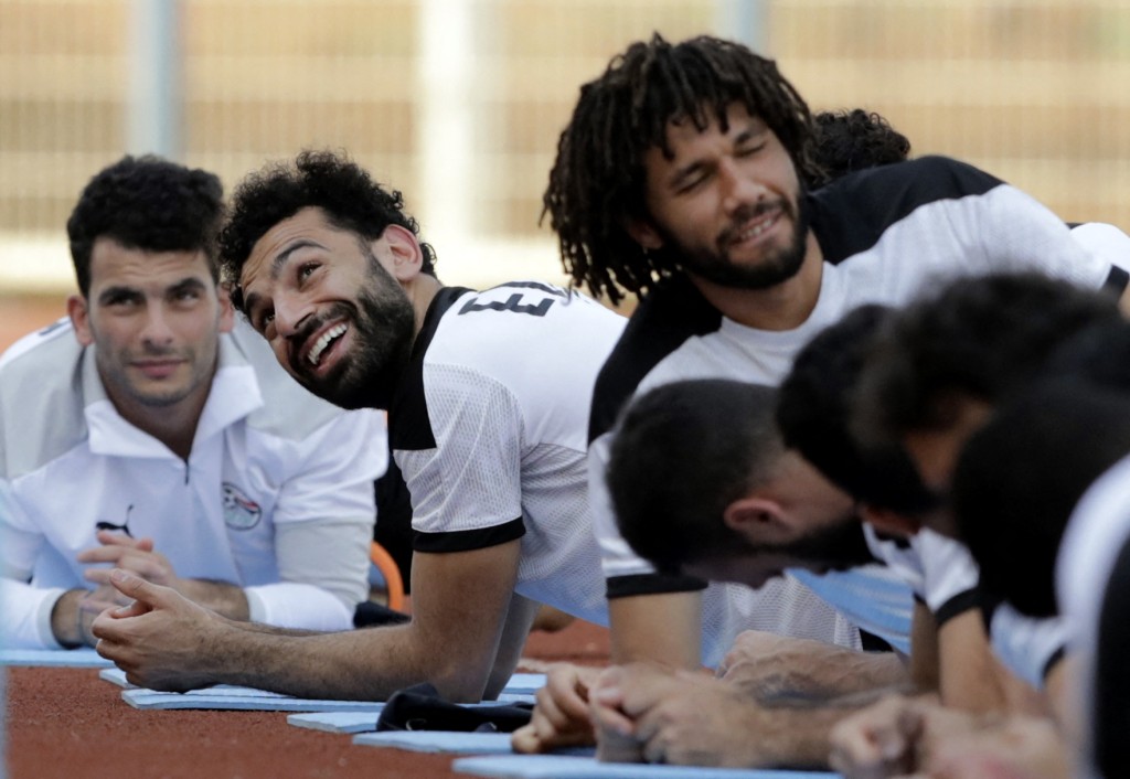 穆罕默德沙拿(左二)正为埃及征战非洲杯。Reuters