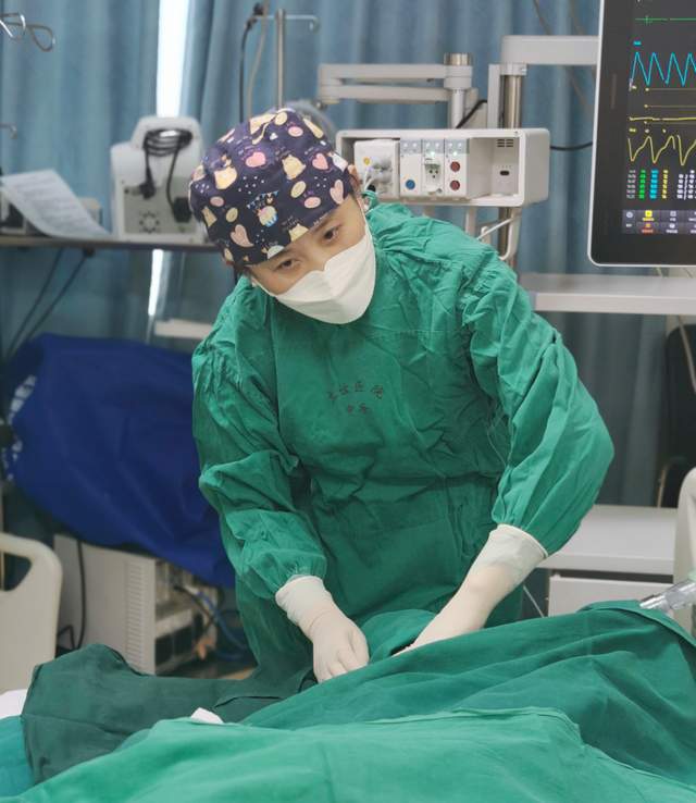 孫麗瑩教授給患者做治療。