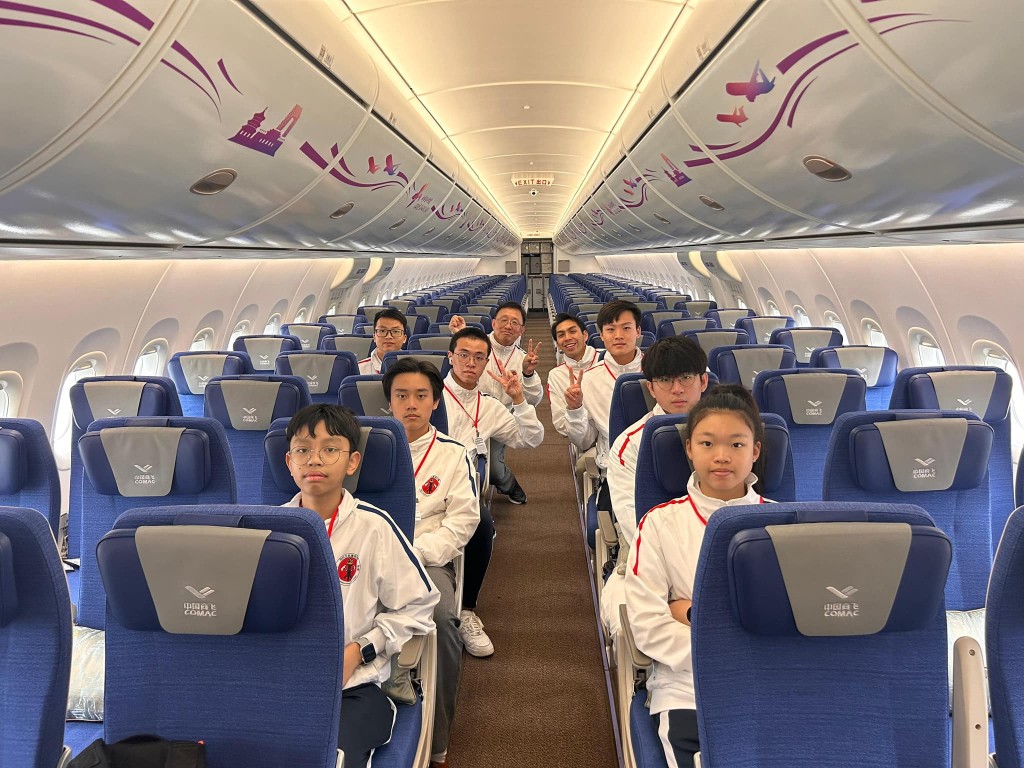 消防及救护青年团 （FAST Connect）团员获安排于今日到香港国际机场登上两架飞机参观。消防处FB