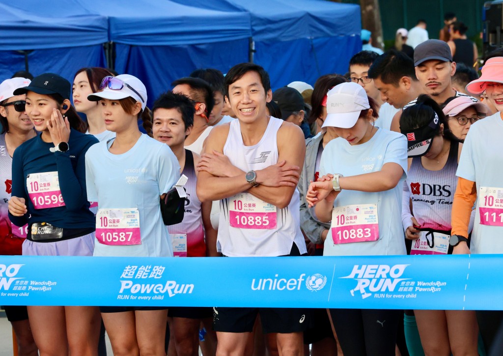 10公里开跑时气温约摄氏13度，穿著背心的星如也觉冻。徐嘉华摄