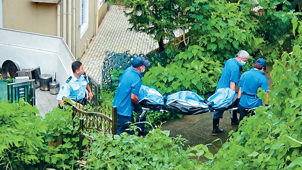 涉案道士在警誡錄影會面稱,凌晨發現事主躺地,便請示祖師爺,祖師爺以聖杯回應指事主已仙遊。