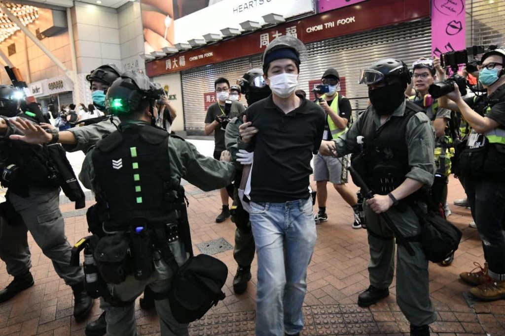 立法會議員許智峯被捕。