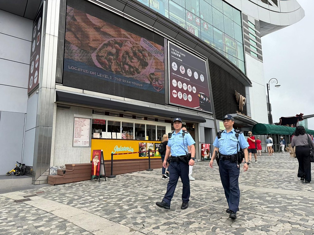  驻守中区警区的陈伟雄和麦国荣，致力守护区内市民及游客的生命财产安全。
