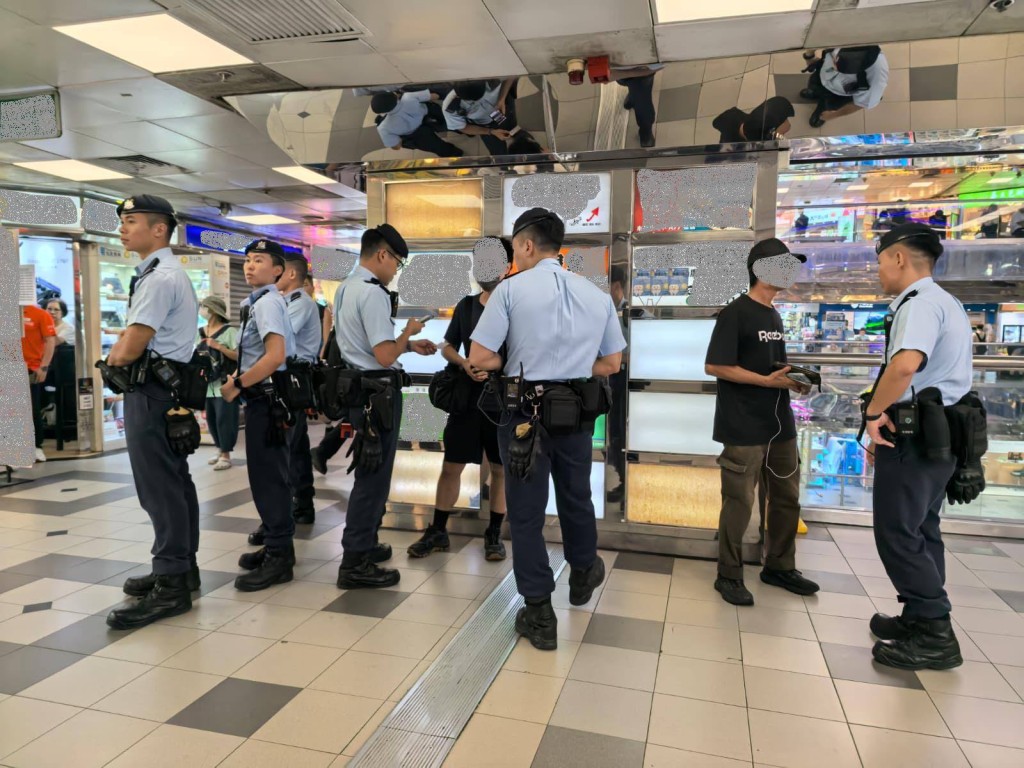 警員截查可疑人士。 警員截查可疑人士。