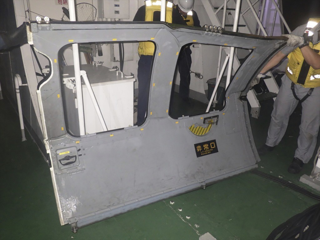 图为事发后翌日，海上防衞队发现的直升机门板。（资料照／美联社、日本海上保安厅提供）