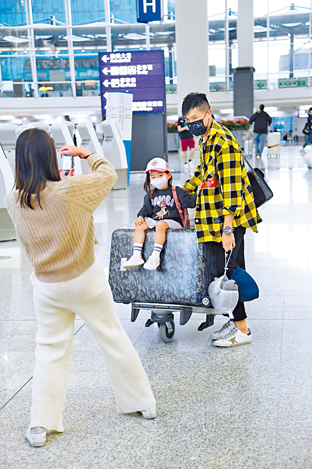 香港快運首班自由行赴日航班，旅客難掩興奮。