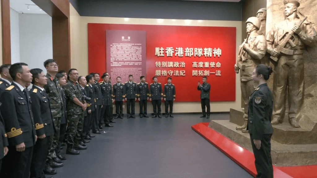 两国海军官兵共同参观驻港部队展览中心。香江砺剑微信公众号图片
