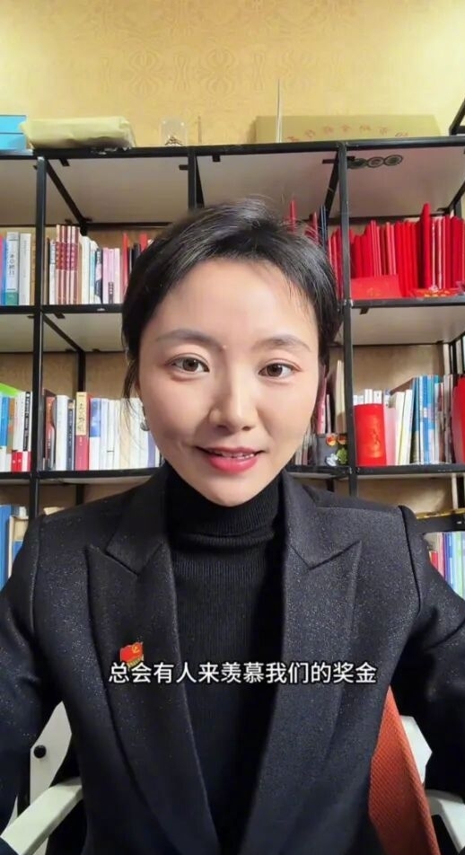 老君山景區工作人員潘苗拍片回應網民「羨慕聲」。 老君山景區工作人員潘苗拍片回應網民「羨慕聲」。